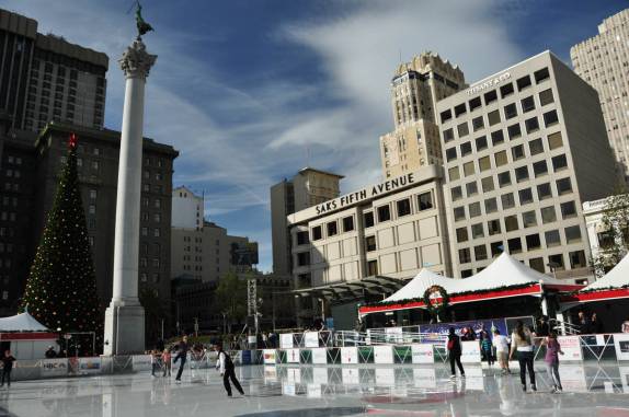 Ringue de patinação no gelo na Union Square, centro de San Francisco, na Califórnia, nos Estados Unidos